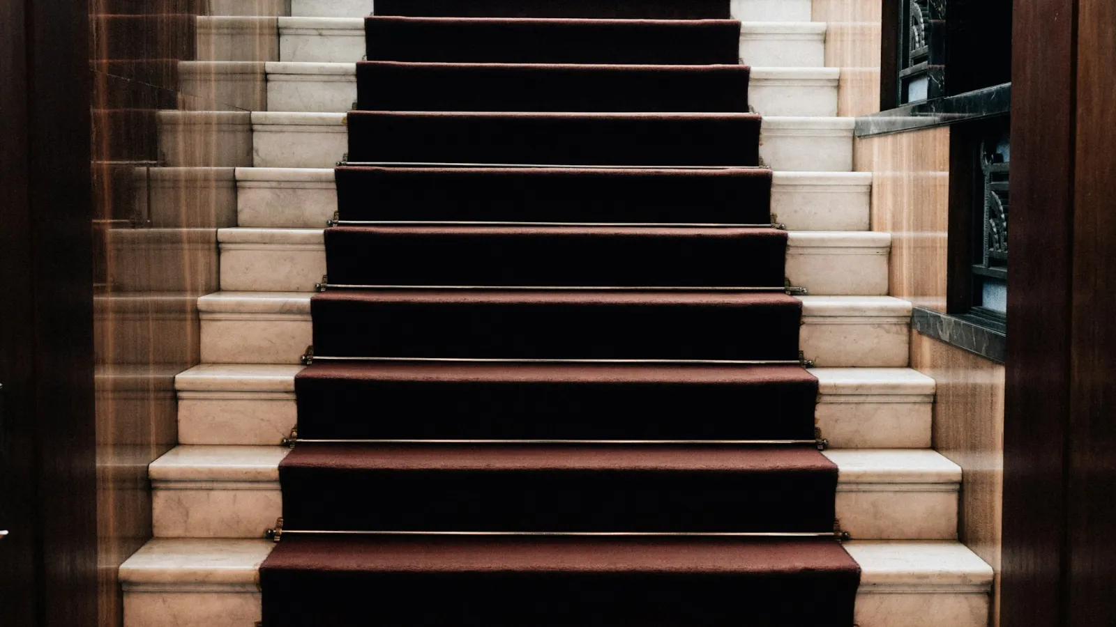 Dark runner on pale steps with margins at each side